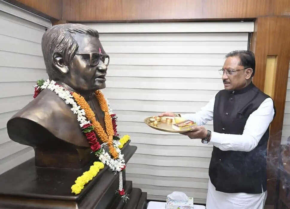 मुख्यमंत्री साय ने भारत रत्न श्रद्धेय अटल बिहारी वाजपेयी की पुण्यतिथि पर किया नमन