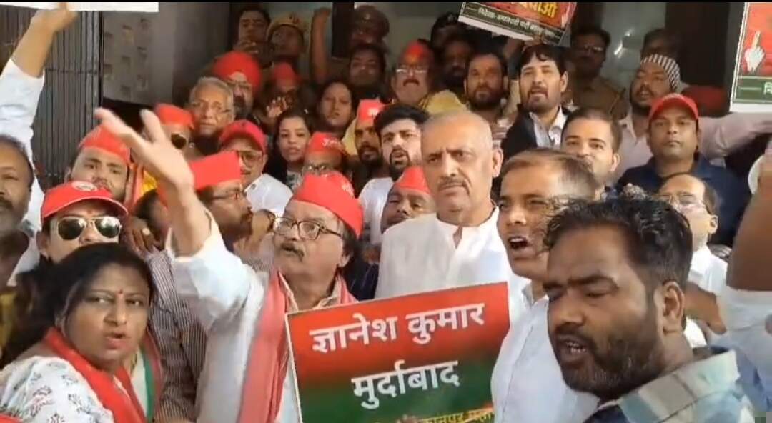 चुनाव आयोग के खिलाफ सपा का प्रदर्शन, संयुक्त रुप से कई दलाें ने निकाला पैदल मार्च