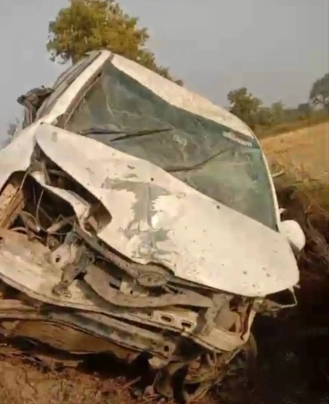 बारातियों से भरी कार खंती में पलटी, दो की मौत, पांच घायल