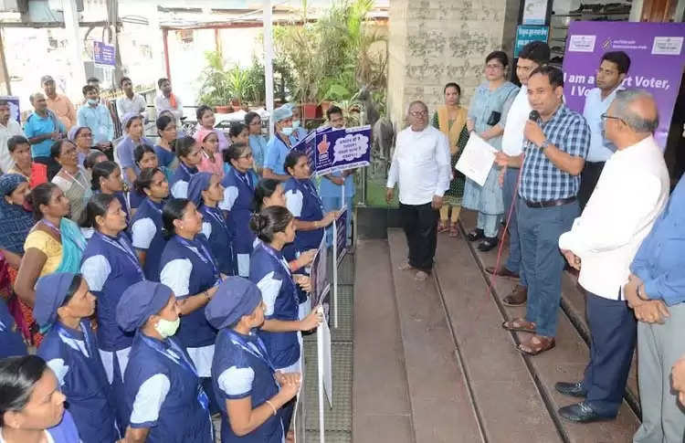 कलेक्टर ने बाल गोपाल अस्पताल के कर्मचारियों को दिलाई मतदाता शपथ