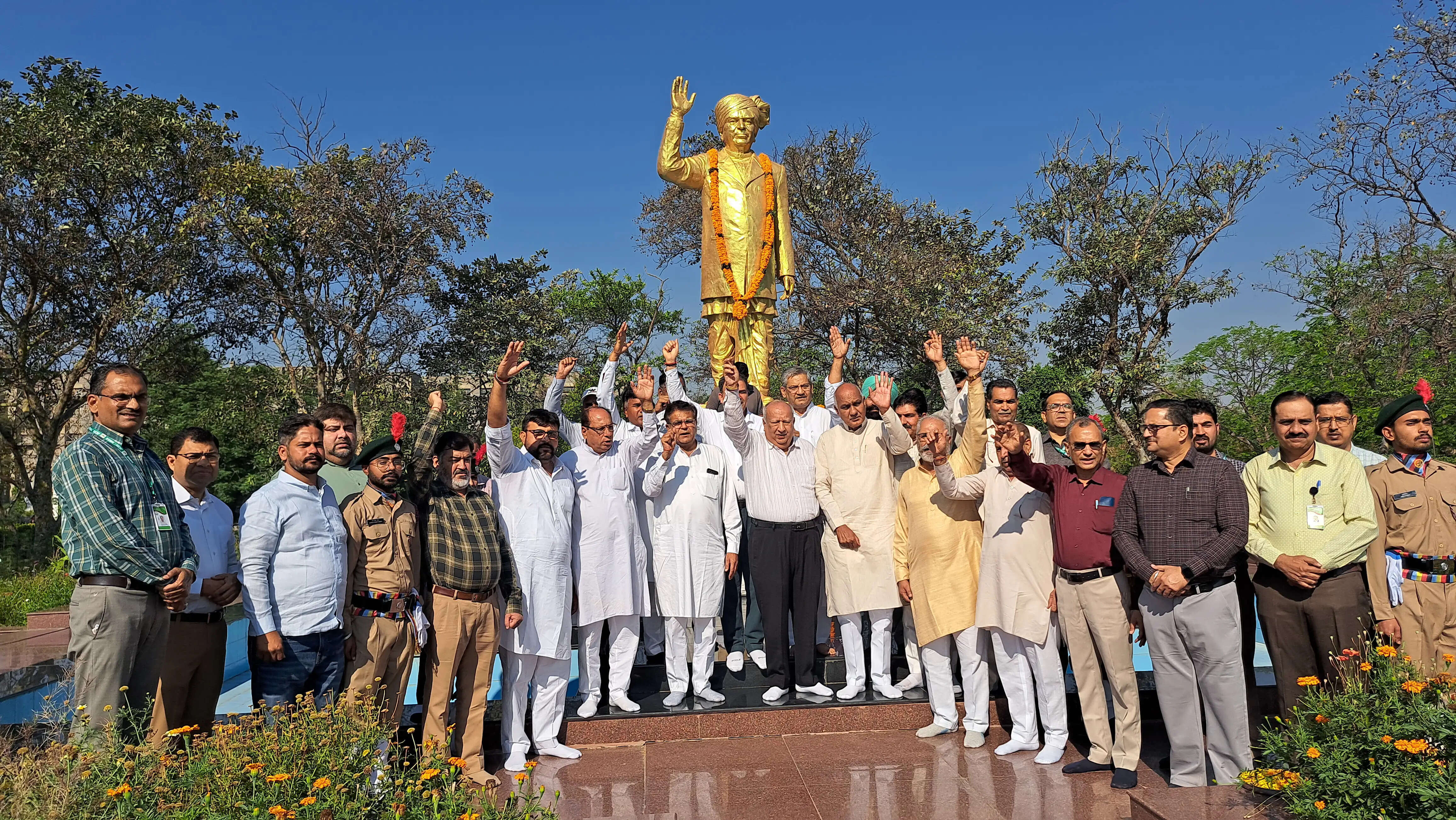 सिरसा: पूर्व उपप्रधानमंत्री चौ. देवीलाल की पुण्यतिथि पर इनेलो-जेजेपी ने दी श्रद्धांजलि