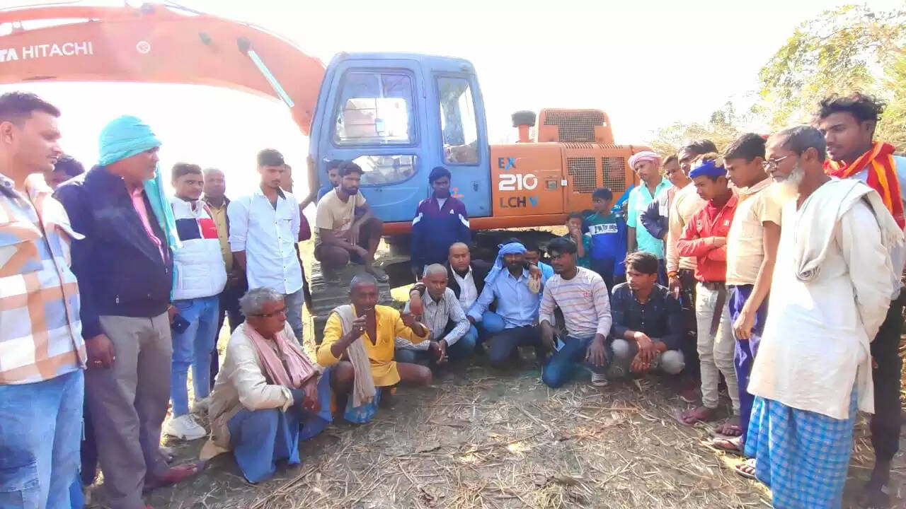किसानो ने सिकरहना नदी पर बनाये जा रहे बांध के कार्य को रोका