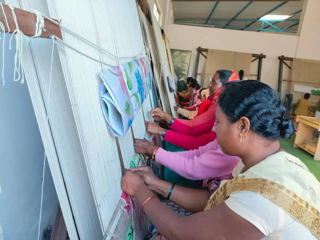 जशपुर: जशक्राफ्ट से कालीन शिल्प को नई पहचान, महिलाओं को डिजाइनिंग का विशेष प्रशिक्षण