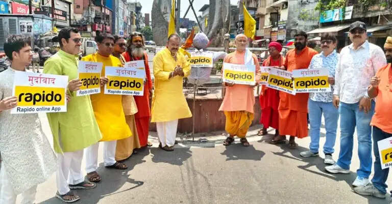 हरिद्वार में नॉनवेज की सप्लाई किए जाने के खिलाफ अखंड परशुराम अखाड़े का प्रदर्शन