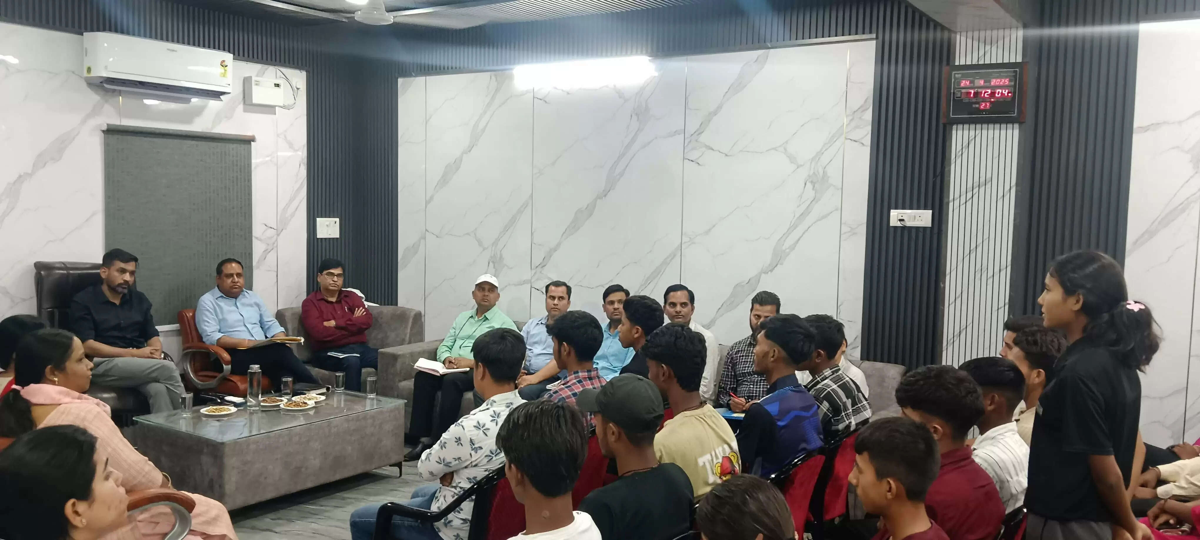 बोक्सा बच्चों के सपनों को मिलेगी उड़ान, जिलाधिकारी ने किया मार्गदर्शन