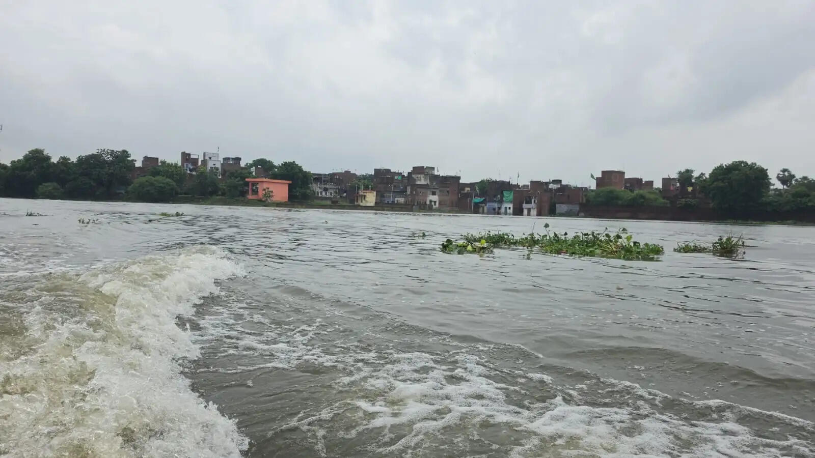 वाराणसी में गंगा खतरे के निशान की ओर, तटवर्ती इलाकों में बढ़ी चिंता