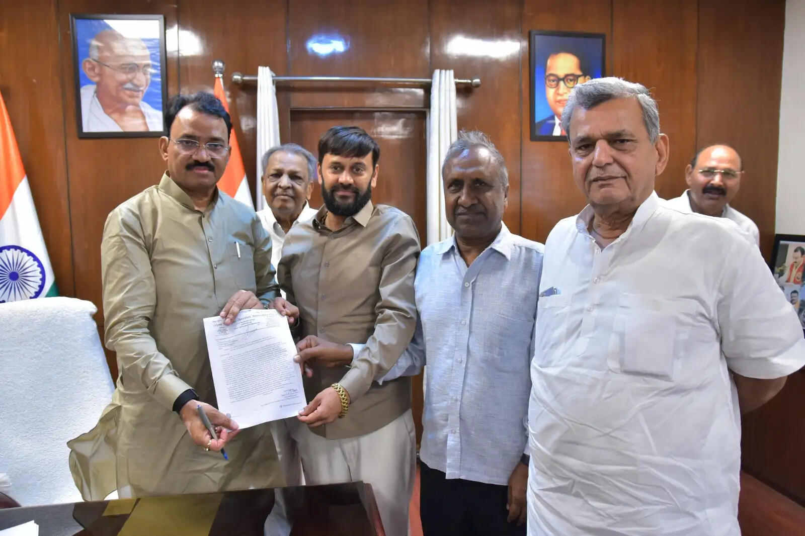 वीएलटीडी और परमिट समस्याओं को लेकर परिवहन मंत्री से मिले ट्रांसपोर्ट ऑपरेटर्स