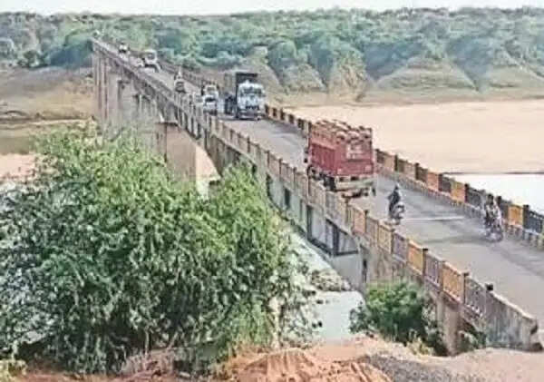 भिंड: बरही-उदी चंबल पुल पर भारी वाहनों की नो-एंट्री, तकनीकी जांच तक रहेगा प्रतिबंध