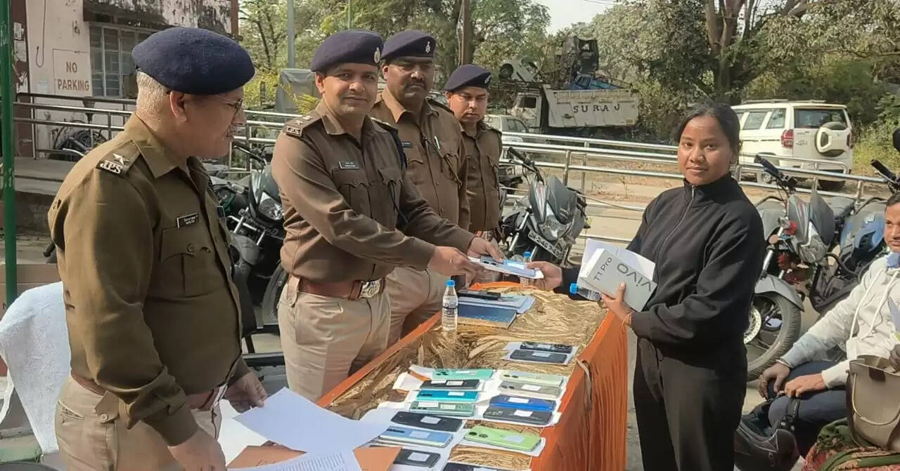 रांची में 'ऑपरेशन मुस्कान’ के तहत गुम हुए 50 मोबाइल बरामद