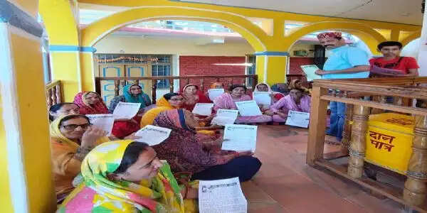 कन्या भ्रूण- हत्या व लैंगिंग भेदभाव करो समाप्त समिति ने मंदिरों में बांटे अपील पत्र