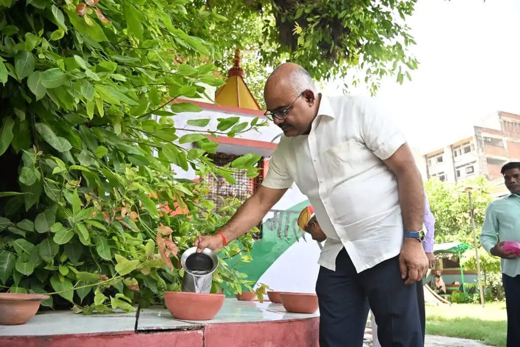 भीषण गर्मी में इंसानों के साथ बेजुबान पशु-पक्षियों का भी रखें ख्याल : जिलाधिकारी
