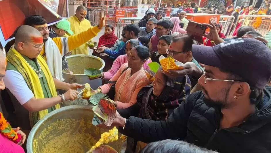 मकर संक्रांति पर मां विंध्यवासिनी को 21 कुंतल खिचड़ी का महाभोग, श्रद्धालुओं में बंटा प्रसाद