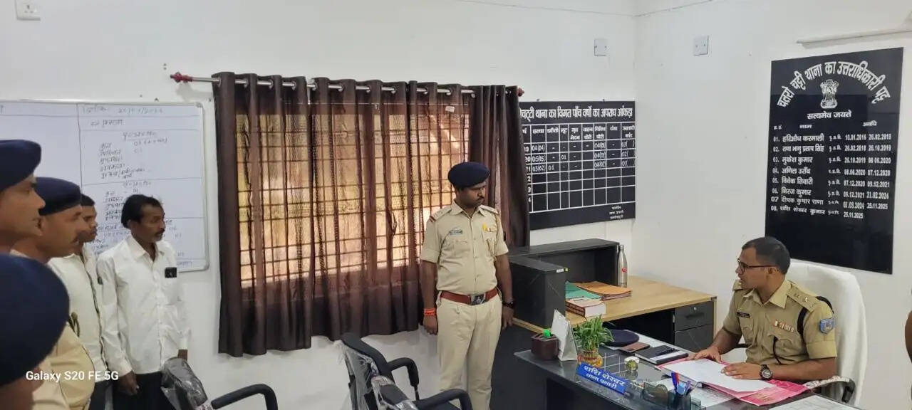 एसपी ने चतरोचट्टी और आईईएल थाना का किया औचक निरीक्षण