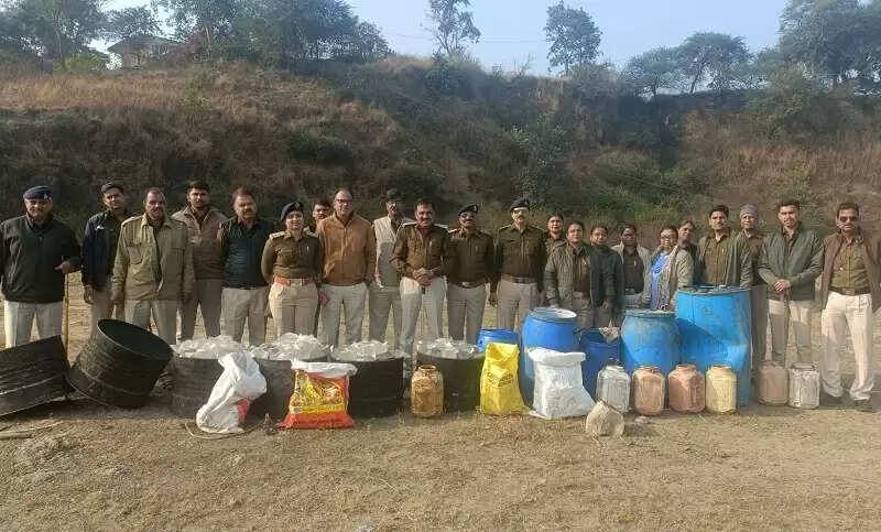 इंदौरः आबकारी विभाग ने महू क्षेत्र में 2.17 लाख रुपये की अवैध मदिरा, महुआ लहान व अन्य सामग्री की जब्त
