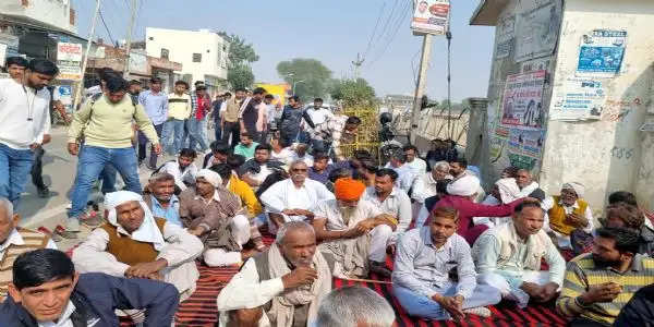 फतेहाबाद: बच्ची से छेड़छाड़ करने वाले बुजुर्ग की गिरफ्तारी की मांग, धरने पर बैठे लोग