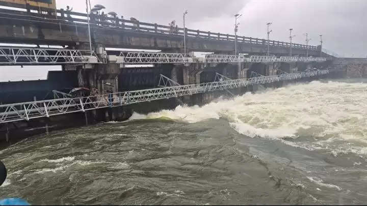 ग्वालियरः तिघरा जलाशय के सभी सात गेट खोले गए, रोमांच का आनद लेने पहुंचे शहरवासी