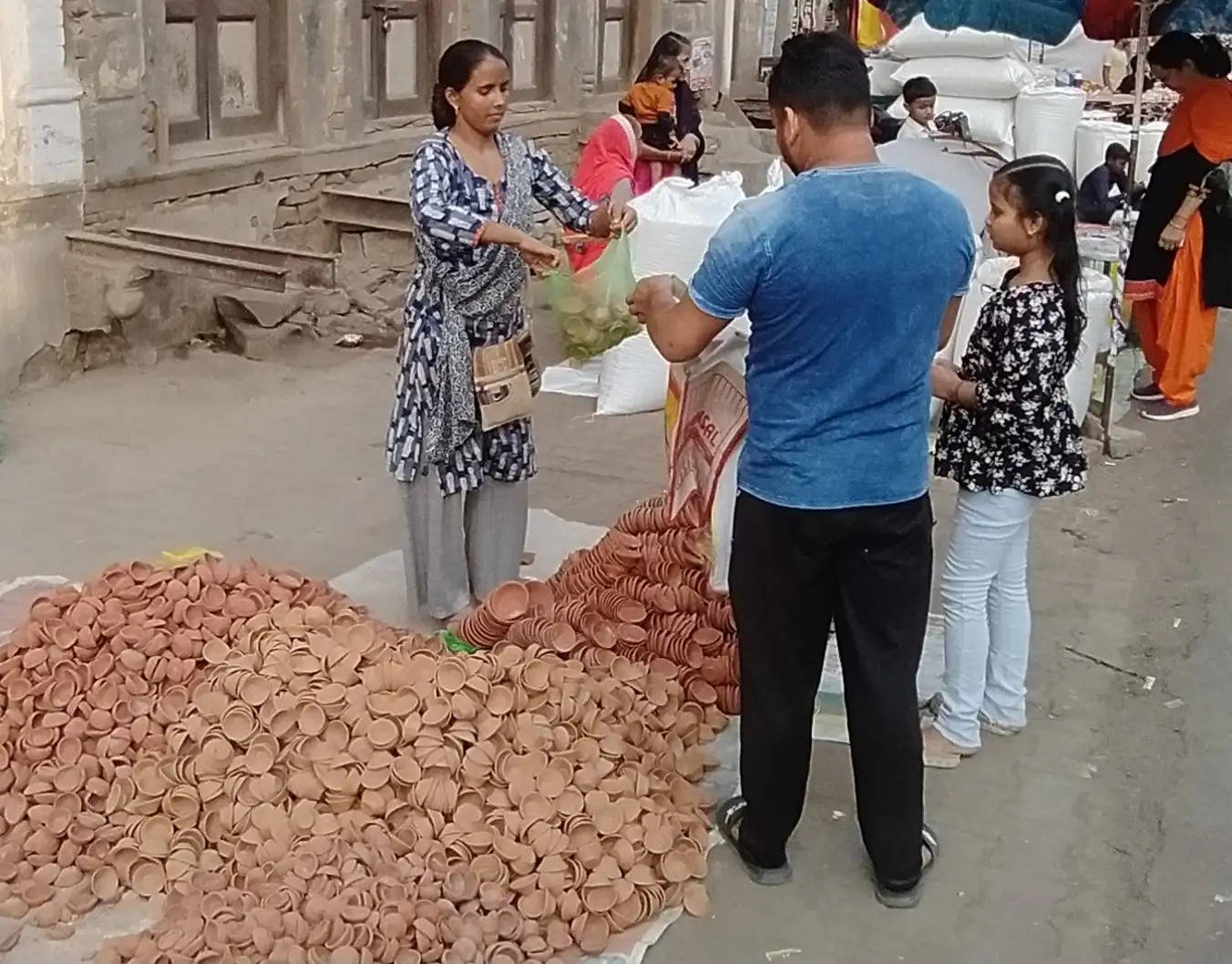 मिट्टी के दीयों को 'रोशनी' का इंतजार