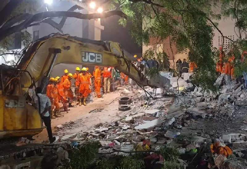 लखनऊ में इमारत गिरी, मलबे से 12 घंटे में 13 लोगों को जिंदा निकाला गया
