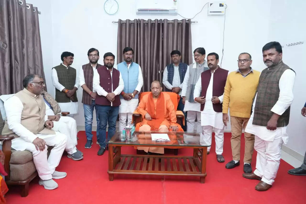 जौनपुर पहुंचे मुख्यमंत्री योगी , राज्यमंत्री गिरीशचंद यादव के पिता के निधन पर जताया दुख, दी श्रद्धांजलि