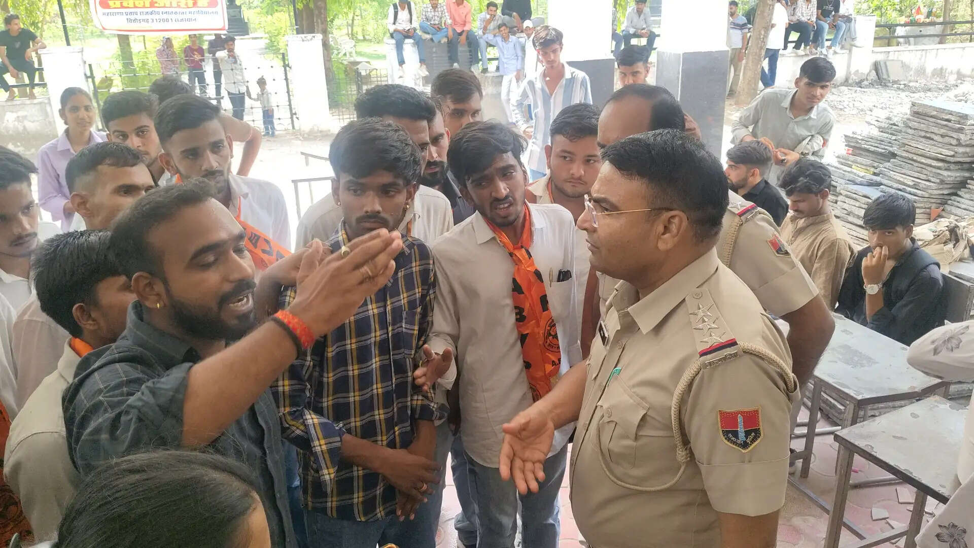छात्र से मारपीट के बाद एबीवीपी का प्रदर्शन, कॉलेज गेट पर जड़ा ताला, एनएसयूआई जिलाध्यक्ष के खिलाफ शिकायत
