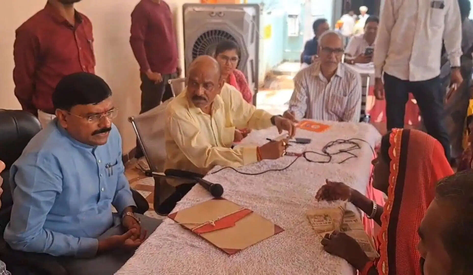 दमोह: मंत्री धर्मेन्द्र सिंह लोधी ने सुनीं लोगों की समस्याएं