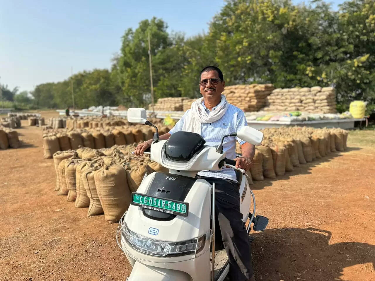 धमतरी : समर्थन मूल्य में धान बेचकर किसान हंसराज साहू ने खरीदा स्कूटी