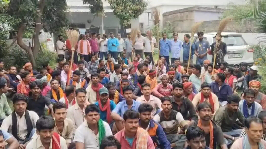 सदर पुलिस के विरोध में नगर परिषद के सफाईकर्मी हड़ताल पर, शहर की सफाई व्यवस्था ठप