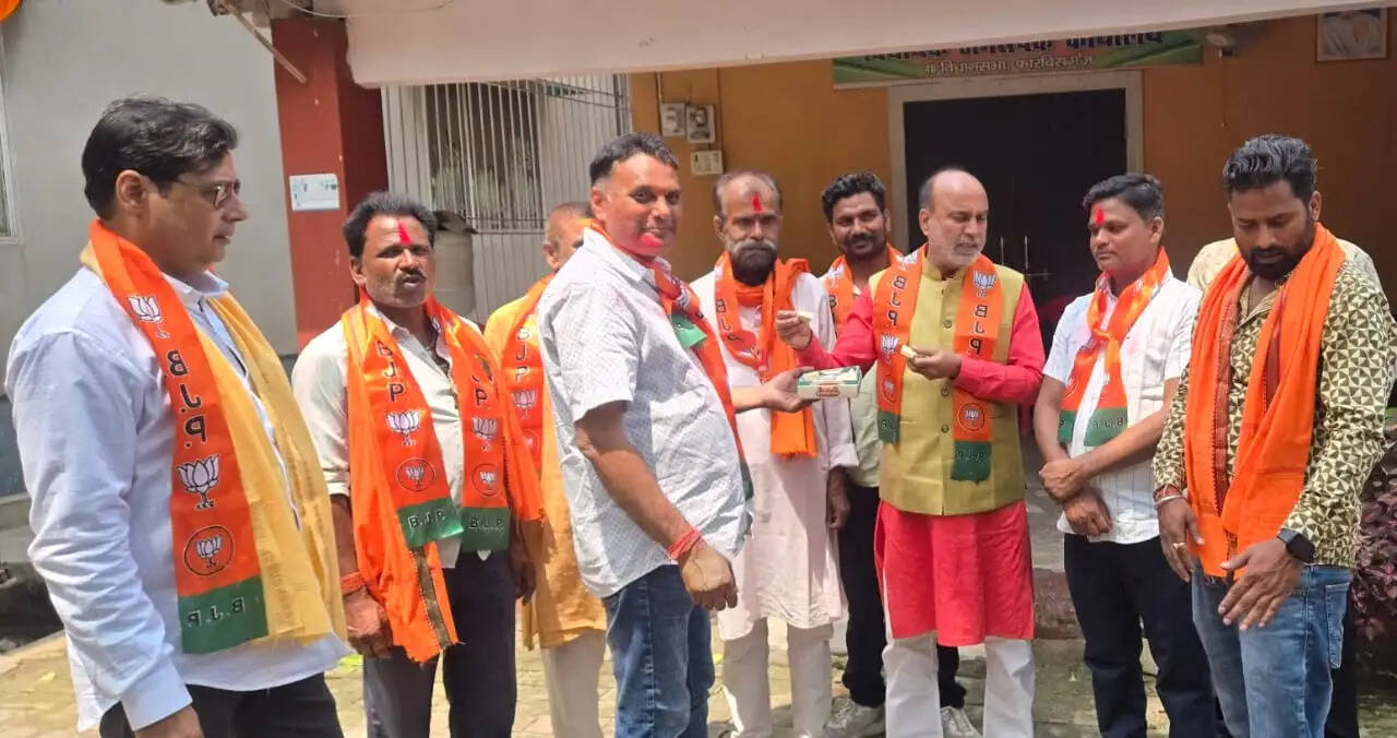 पश्चिम बंगाल में भाजपा की जीत पर पूर्व विधायक ने समर्थकों के साथ मनाया जश्न
