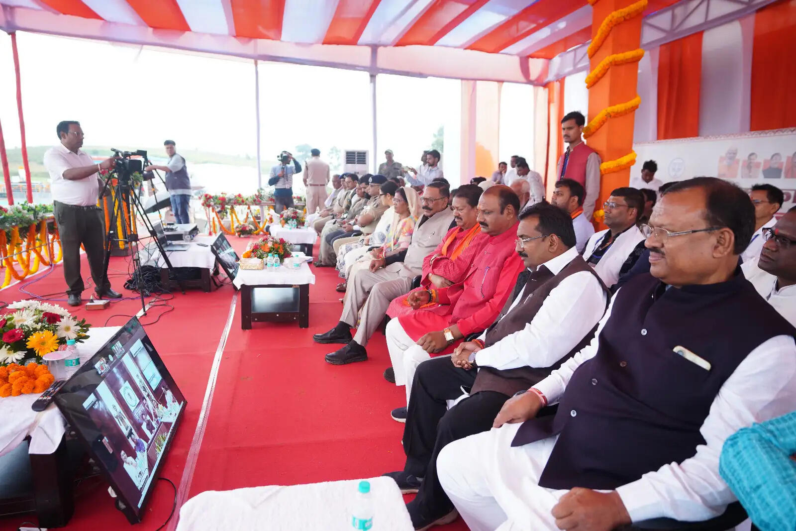 बलरामपुर के चिरई गांव में स्थापित हुई पूर्व केंद्रीय मंत्री लरंग साय की प्रतिमा, मुख्यमंत्री ने की तीन घोषणाएं