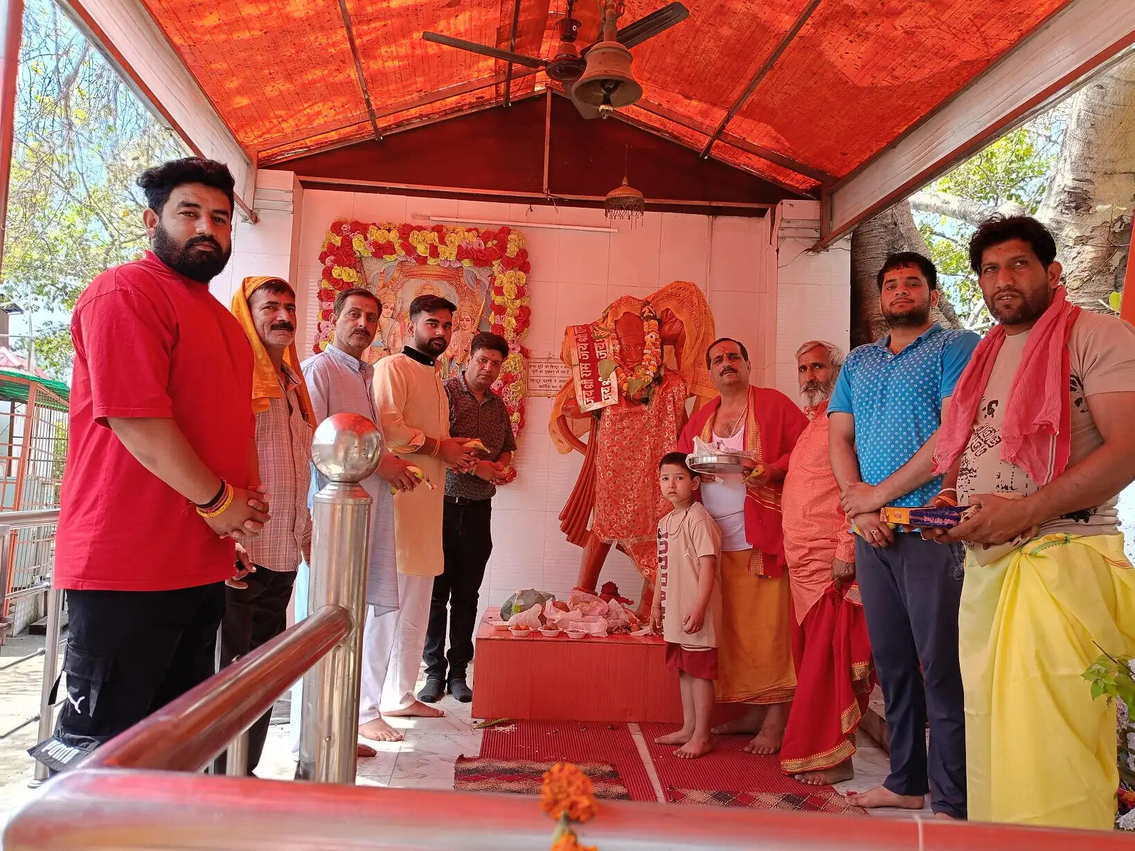 हनुमान जन्मोत्सव पर कैलख देव मंदिर में सामूहिक चालीसा पाठ और हवन का आयोजन