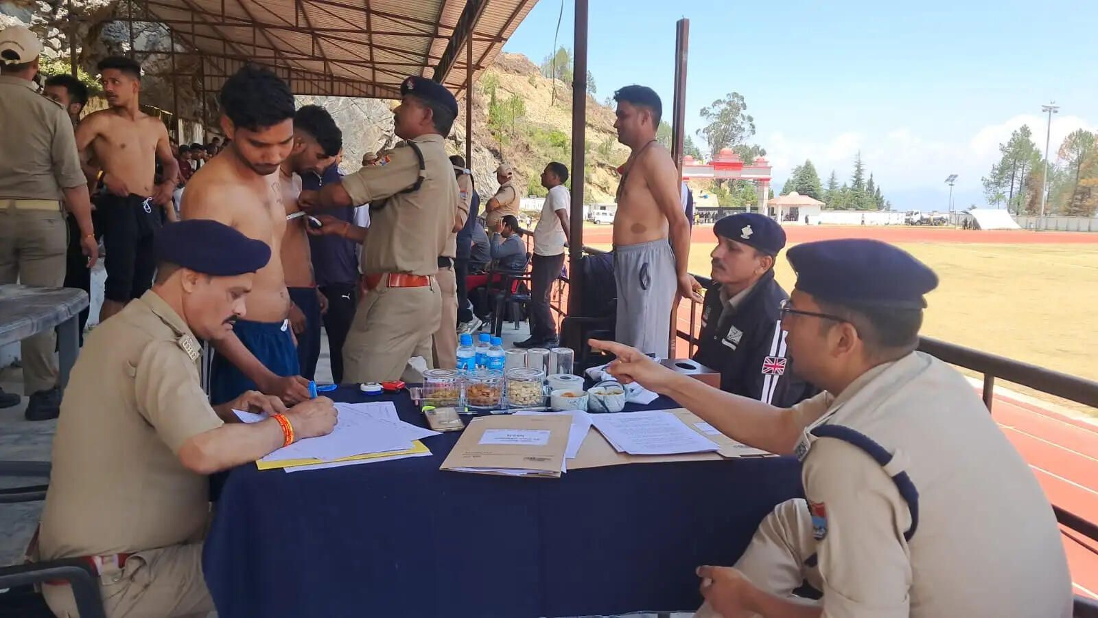 होमगार्ड बनने के लिए युवाओं ने दिखाखा दमखम