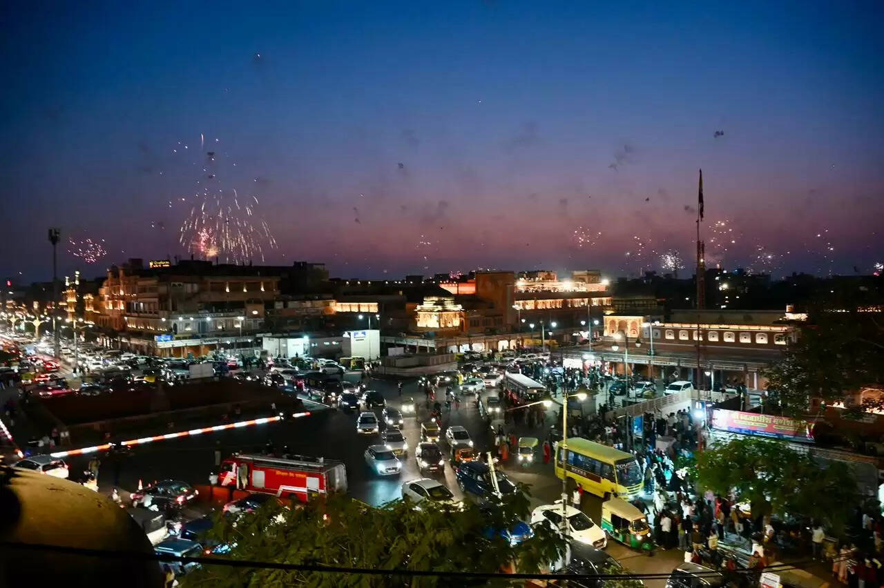 पतंग उत्सव: भव्य आतिशबाजी और आसमान में जगमगाई उड़ती हुई लालटेन