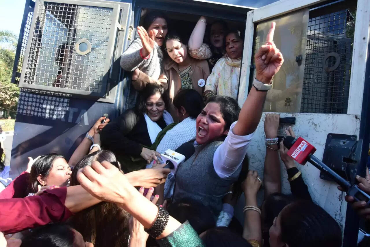 मंत्री विजय शाह के इस्तीफे की मांग को लेकर महिला कांग्रेस का प्रदर्शन, पुलिस ने किया गिरफ्तार