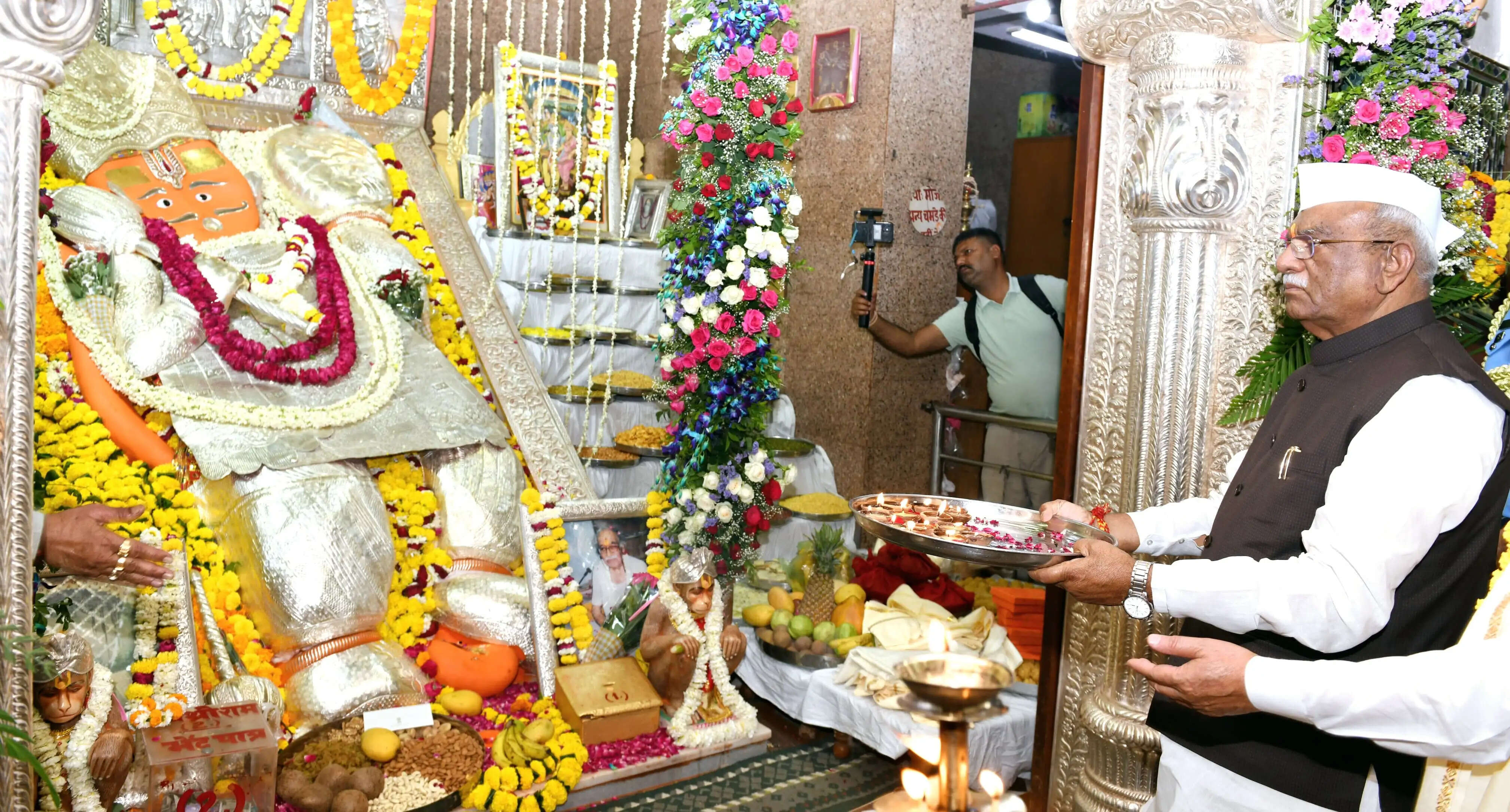 राज्यपाल बागडे ने खोले के हनुमान मंदिर में श्री हनुमन्त जन्मोत्सव आरती समारोह में भाग लिया