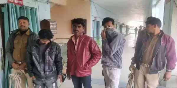 कुआड़ी पुलिस ने लूट की योजना को किया विफल,हथियार के साथ तीन गिरफ्तार