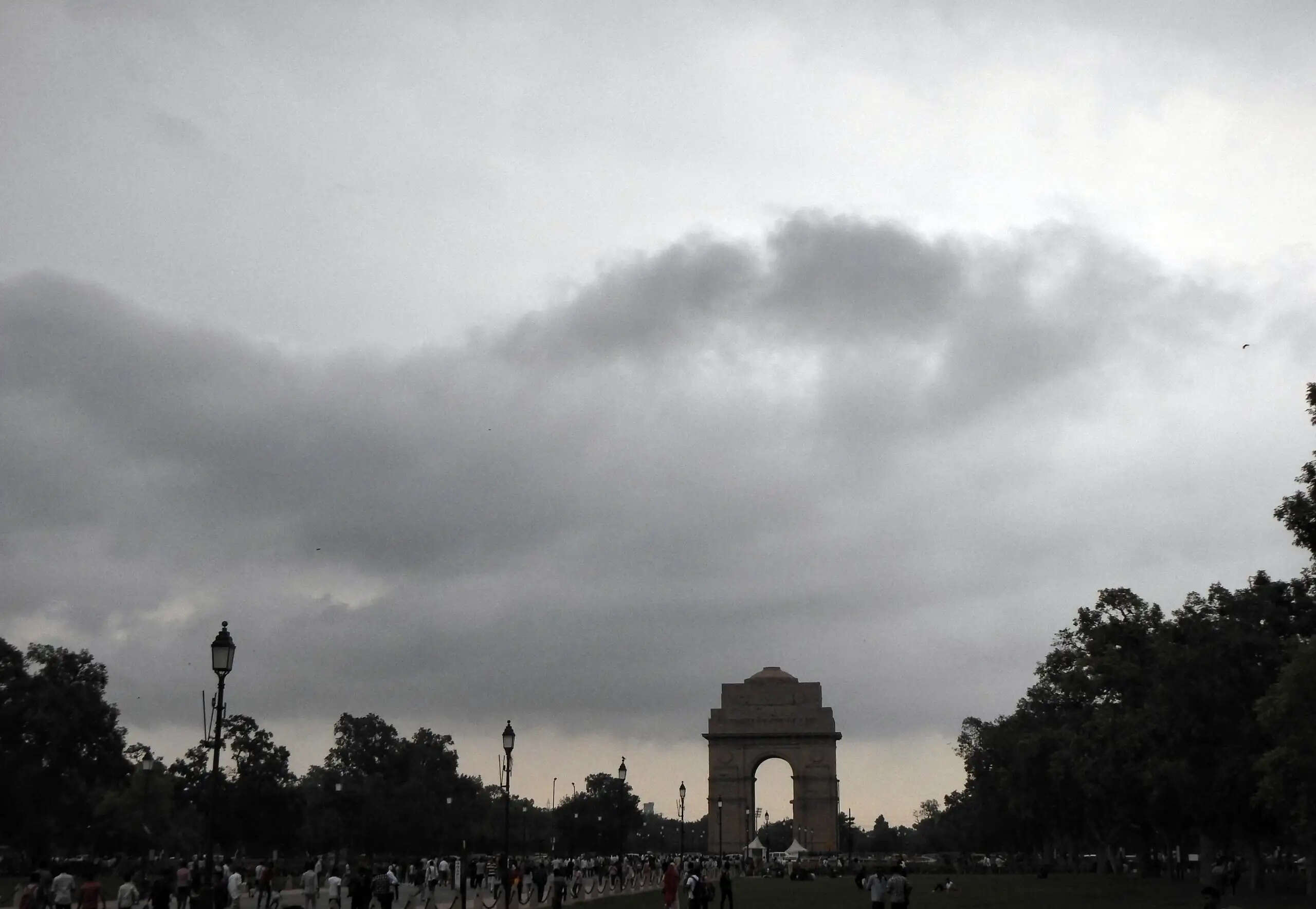 मौसम ने बदली करवट, दिल्ली-एनसीआर में हल्की बारिश से गर्मी से मिली राहत