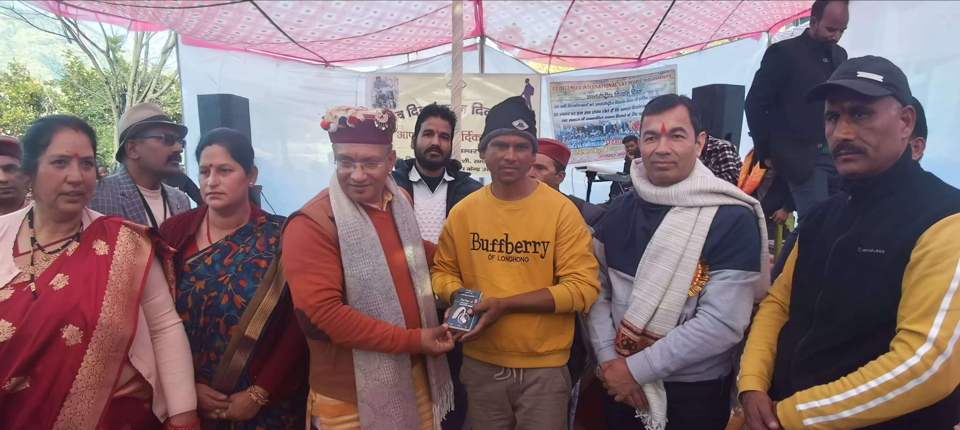 विश्व दिव्यांगजन दिवस वितरण किया स्मृति चिन्ह और मेडल