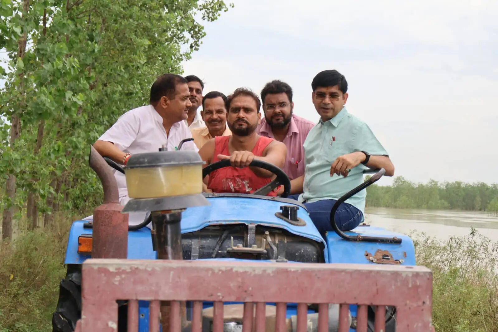 जिलाधिकारी मुरादाबाद ने कुंदरकी विधायक के साथ मूढ़ापांडे क्षेत्र में बाढ़ प्रभावित गांवों का किया स्थलीय निरीक्षण
