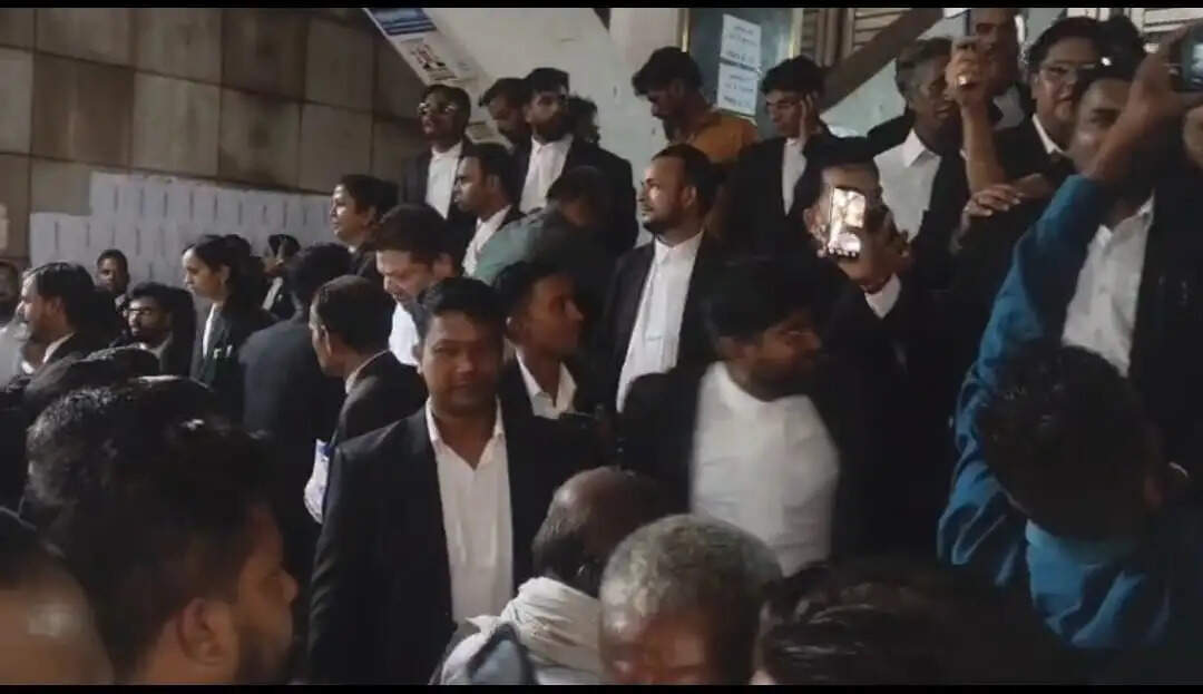 जबलपुर में भारी हंगामे के बीच जिला अधिवक्ता संघ के चुनाव रद्द