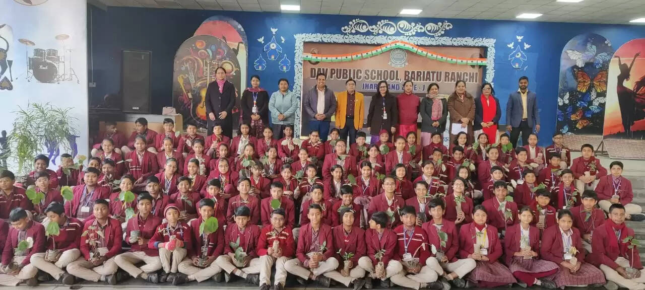 डीएवी के छात्रों में किया गया फलदार पौधों का वितरण