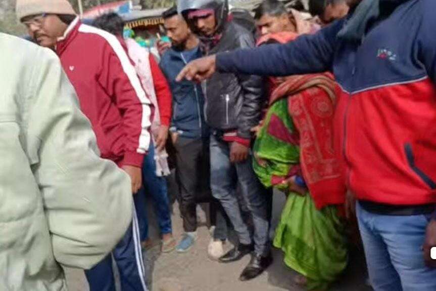 सड़क हादसे में बाइक सवार महिला की मौत