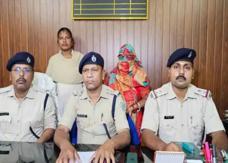 महिला को कालिख पोतने के मामले में पुलिस ने दो लोगों को पकड़ा