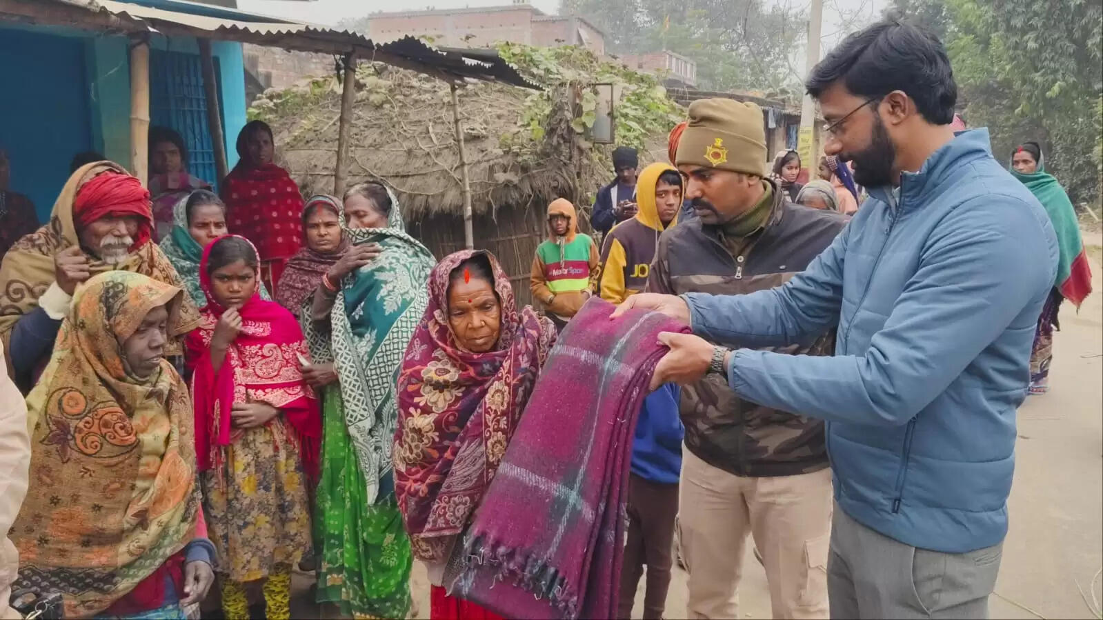 बगहा एसडीएम ने अनुमंडल क्षेत्र में जरूरमंदाें के बीच बांटे कंबल