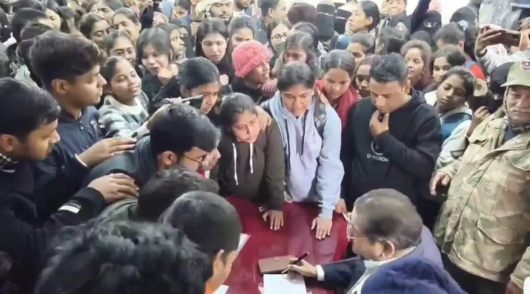 स्नातक सेमेस्टर चार के हिन्दी की होगी पुनर्परीक्षा