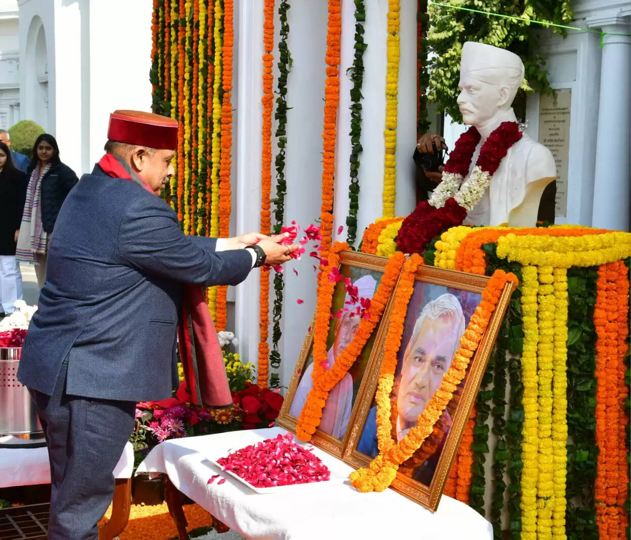 दिल्ली विस अध्यक्ष ने महामना और अटलजी के चित्रों पर पुष्पांजलि अर्पित की