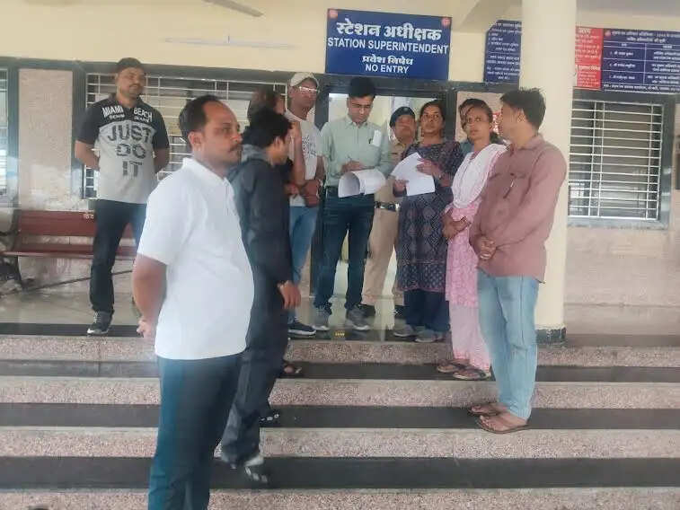 मंदसौरः रेलवे स्टेशन पर यात्रियों को हो रही असुविधा का ब्लॉक कांग्रेस ने किया विरोध, सौंपा ज्ञापन