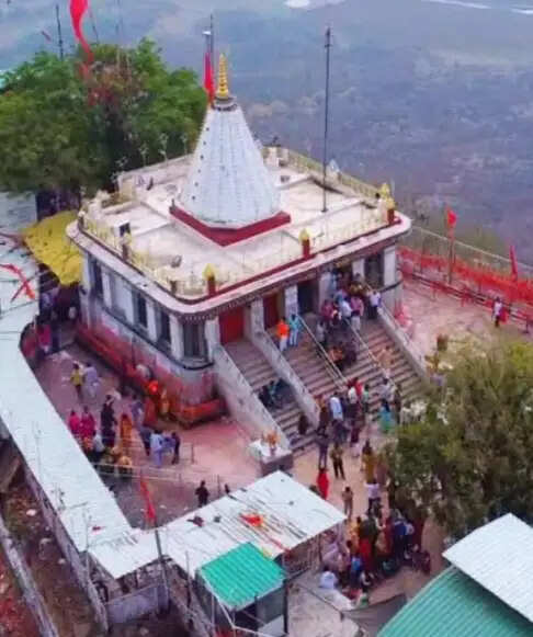 मैहर में श्रद्धालु सुविधाओं पर उठे सवाल, ठेके की आड़ में बिचौलियों के सक्रिय होने के आरोप
