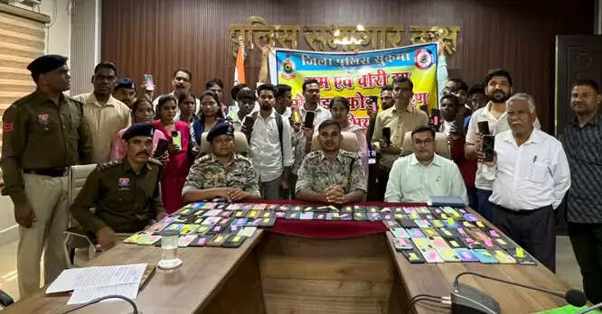 सुकमा&nbsp;पुलिस&nbsp;ने&nbsp;112 मोबाइल लौटाए&nbsp;,&nbsp;लाेगाें&nbsp;ने&nbsp;जताया&nbsp;आभार