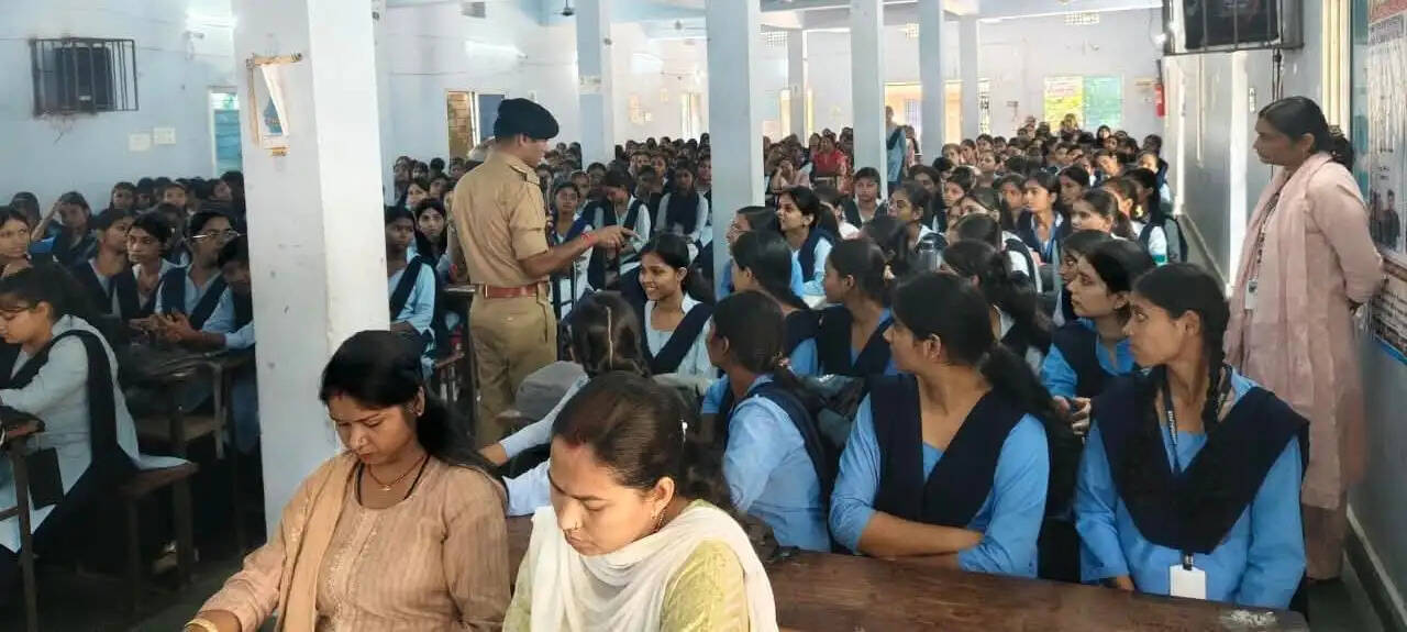 चलाया गया साइबर जागरूकता अभियान, छात्राओं को दिए सुरक्षा के टिप्स