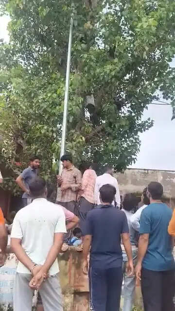 चिकित्स्क के थप्पड़ मारने से नाराज युवक पेड़ पर चढ़ा